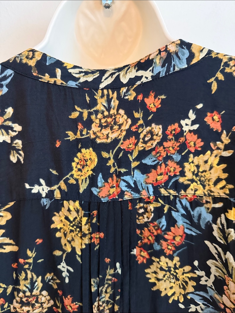 Coldwater Creek Navy Floral Pintuck Button Blouse - Picture 9 of 15